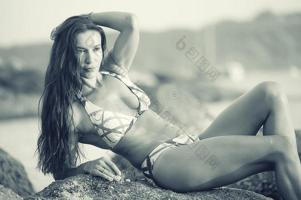 海滩上一个女孩的黑白照片