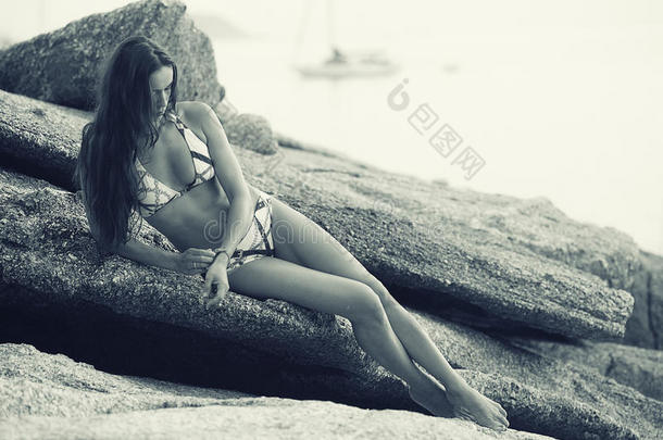 海滩上一个女孩的黑白照片