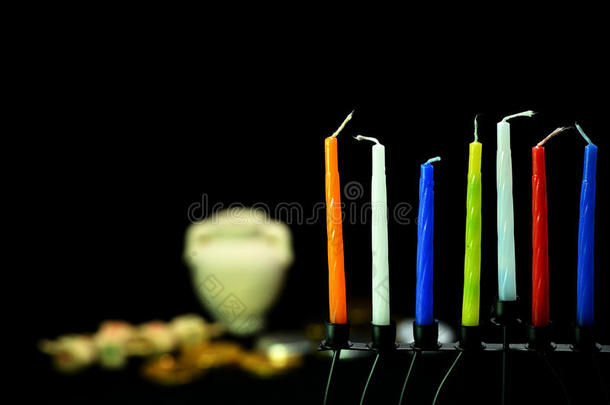 五颜六色的蜡烛准备光明节假期