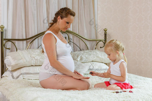 孕妇和她的女儿。