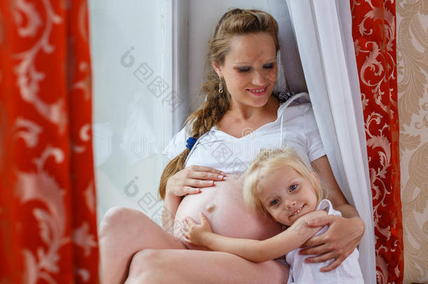 孕妇和她的女儿。