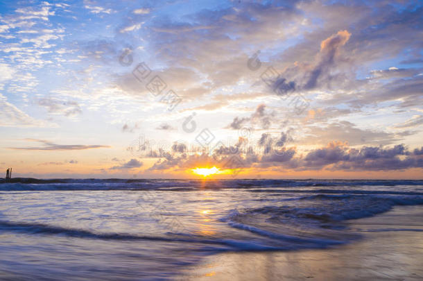 日落时美丽的纳泰海滩