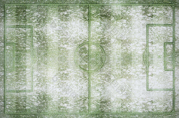 冬季下雪的绿色足球场和球场