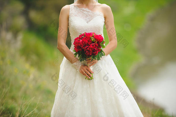 新娘穿着蕾丝连衣裙和花束
