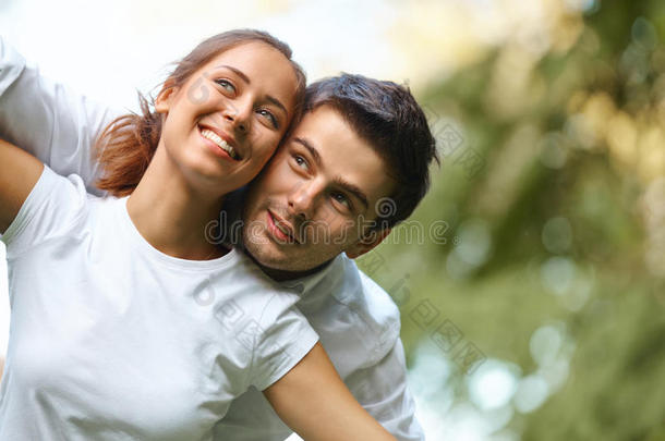 年轻幸福的夫妇拥抱和<strong>大笑</strong>。