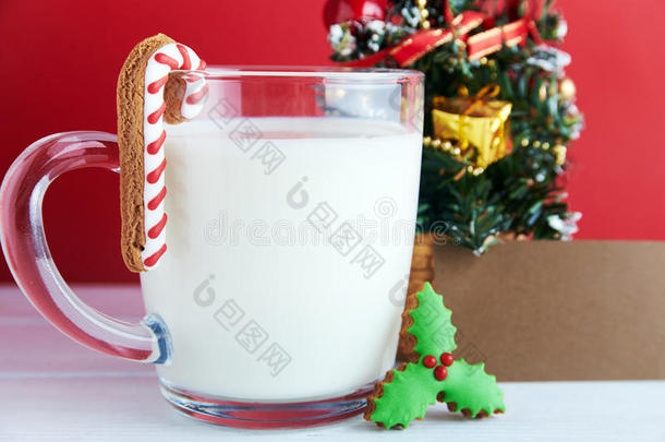 靠近姜饼干，牛奶和圣诞装饰