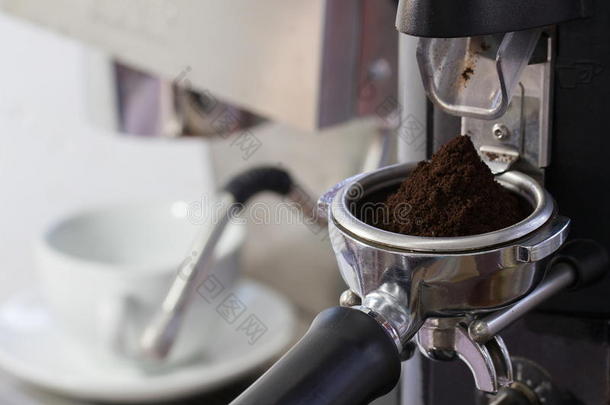 咖啡磨床研磨新鲜烤咖啡豆