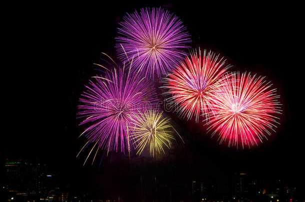 夜空上五颜六色的烟花，红色的烟花线