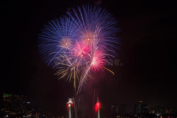 夜空上五颜六色的烟花，红色的烟花线