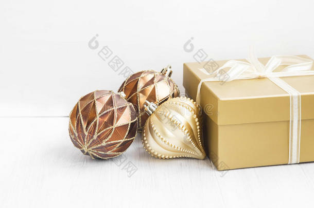 金色圣诞树装饰与珍珠球装饰和