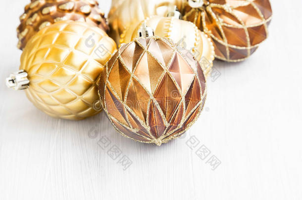 <strong>金色</strong>圣诞树装饰与微妙的<strong>珍珠</strong>球装饰