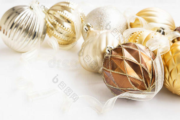 金色圣诞树装饰品，有<strong>精致</strong>的球和<strong>丝带</strong>