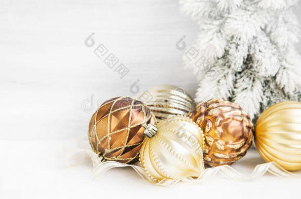 <strong>金色</strong>圣诞树装饰与微妙的<strong>珍珠</strong>球装饰