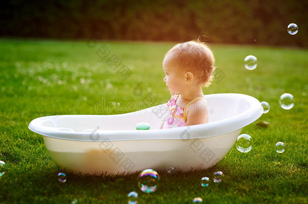 美丽的小女孩在夏天洗澡
