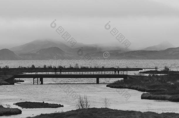 抽象的黑白景观与旧的长桥