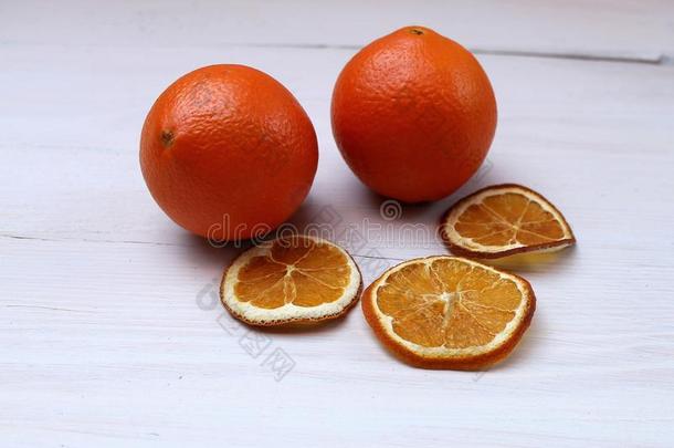 桌子上的橘子和新鲜橘子干片