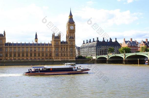 大本钟钟楼。 伊丽莎白塔。 威斯敏斯特宫。 威斯敏斯特桥在伦敦，英国，欧洲