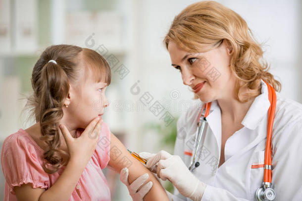 医生给吓坏了的学龄前儿童接种疫苗