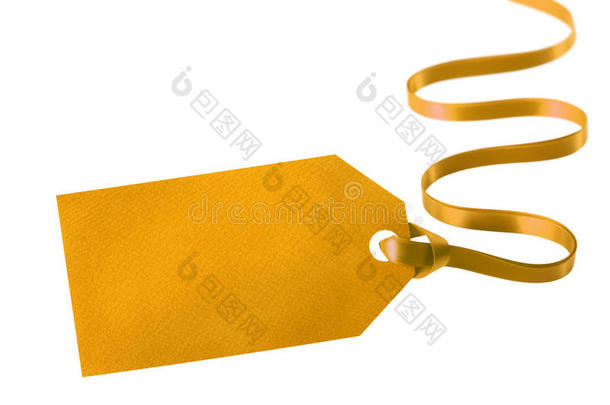 金色礼品标签与卷曲丝带绑在白色上