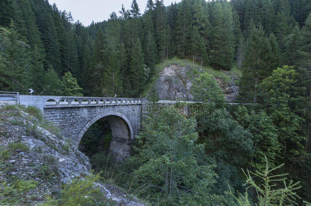 阿尔卑斯山大的桥乡村白云石