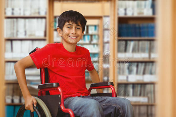 坐在轮椅上的男孩肖像的复合图像