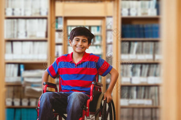 学校走廊坐在轮椅上的男孩的复合图像