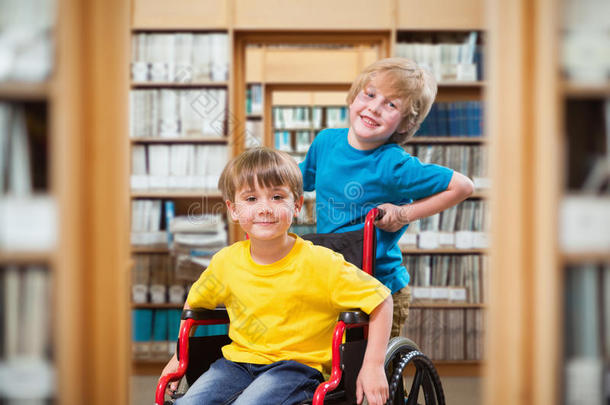 快乐男孩把朋友推在轮椅上的复合图像