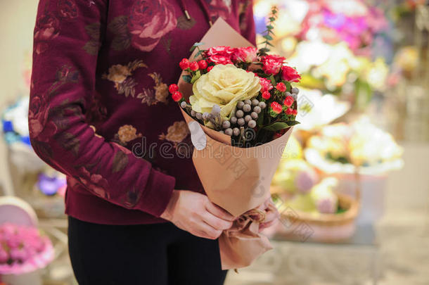 花店老板拿着花束，五颜六色的花店店员的手