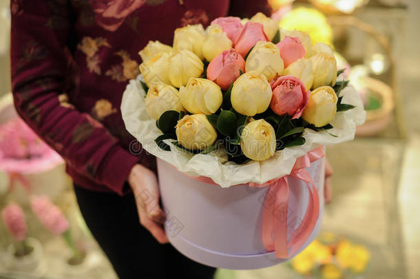 花礼盒与白色和粉红色玫瑰