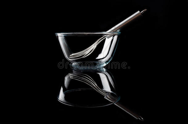 玻璃碗与胡须内侧视图与反射黑色