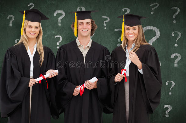 三名学生穿着研究生长袍拿着文凭的复合<strong>形象</strong>
