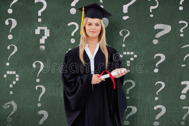 穿着研究生长袍的金发学生拿着她的文凭的综合形象