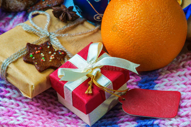 圣诞礼盒，橙色，饼干和冬季围巾