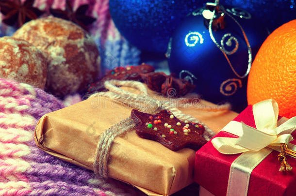 礼品盒，圣诞球，橘子和饼干