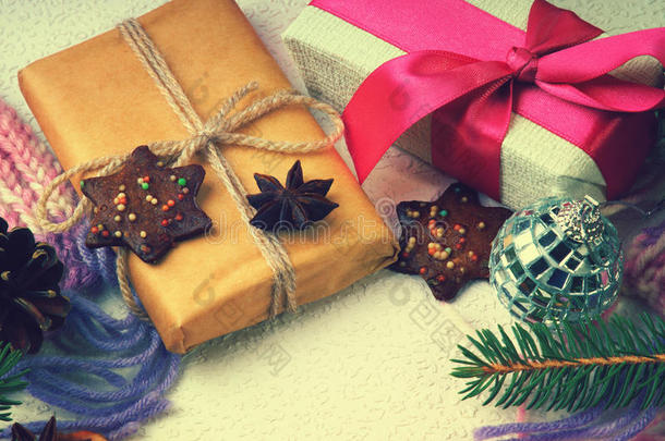 圣诞<strong>礼盒</strong>，<strong>饼</strong>干，迪斯科球，冷杉树枝和冬季围巾