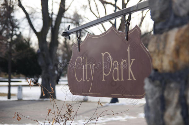 城市公园标志在冬天