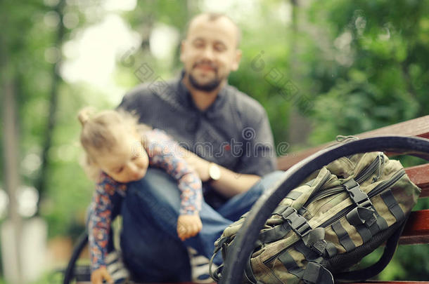 父亲和女儿一起旅行