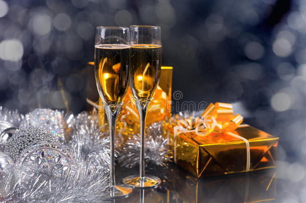 一杯香槟，礼物和银饰