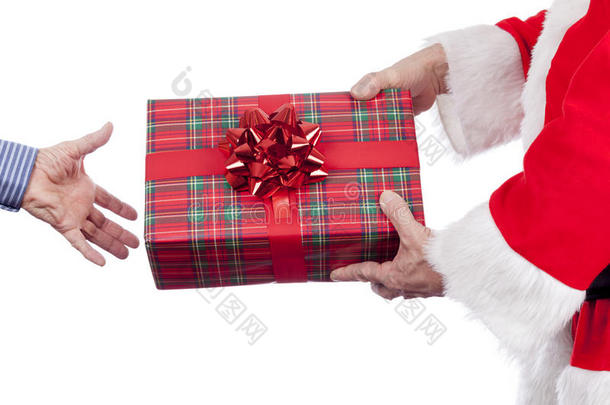 圣诞老人交出了一份格子布包好的礼物