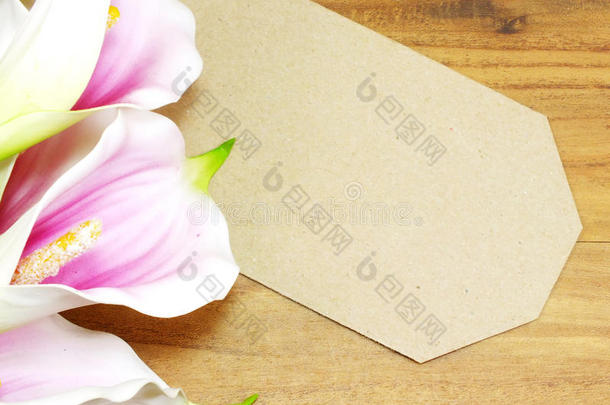 空白纸标签，为您的文本复制空间与人工花卉