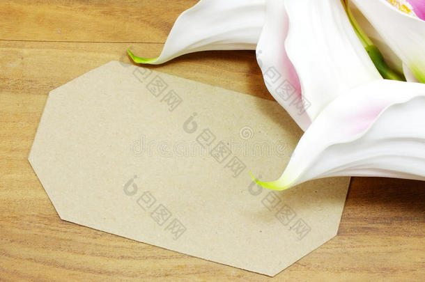 空白纸标签，为您的文本复制空间与人工花卉