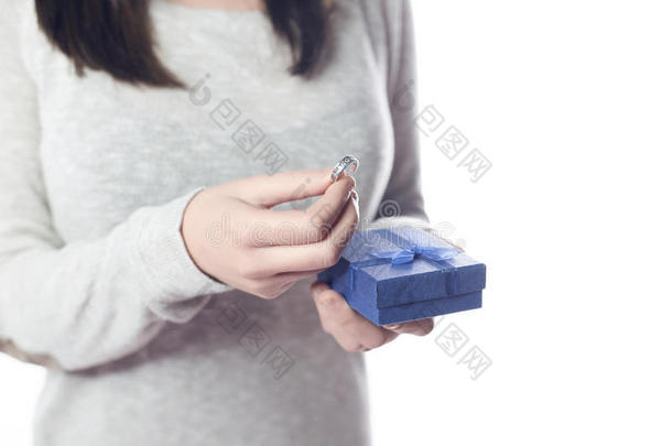 手拿戒指和礼品盒。