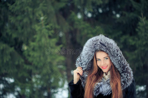 雪景中美丽的微笑女孩