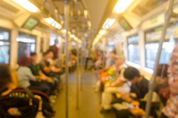 天空列车上乘客的模糊照片