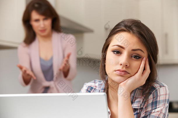 妈妈和十几岁的女儿在网上吵架