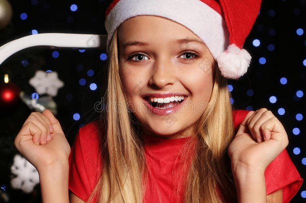 圣诞<strong>照片可爱</strong>的金发<strong>小女孩</strong>戴着圣诞帽和红色连衣裙
