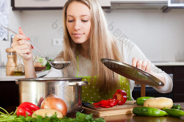 用勺子煮汤的女人