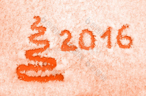手写的2016年和抽象的圣诞树在雪上。 新年和圣诞卡。