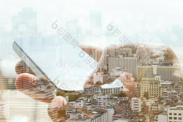 城市景观和智能手机的双重曝光