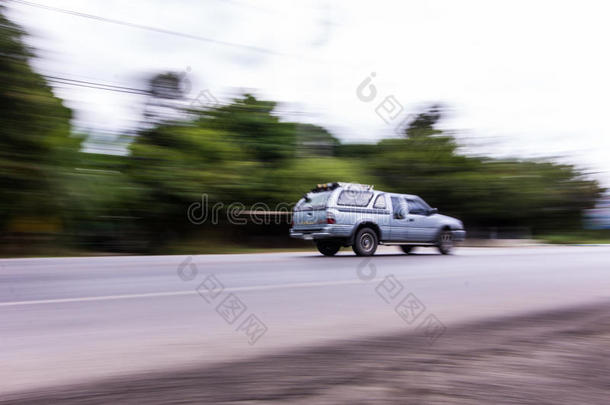 在道路上<strong>超速</strong>行驶的皮卡